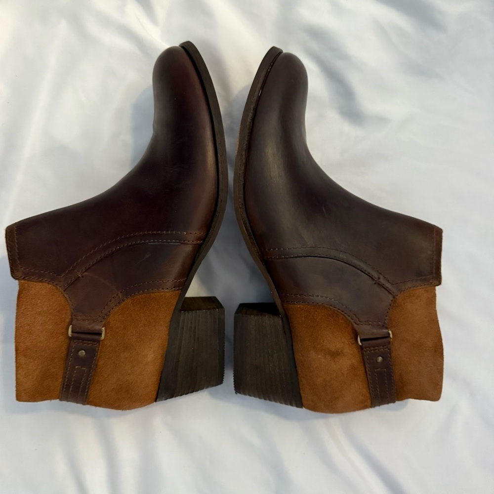 NWT Clarks Artisan Maypearl Lilac Leather and Suede Belted Ankle Boots - Picture 6 of 10
